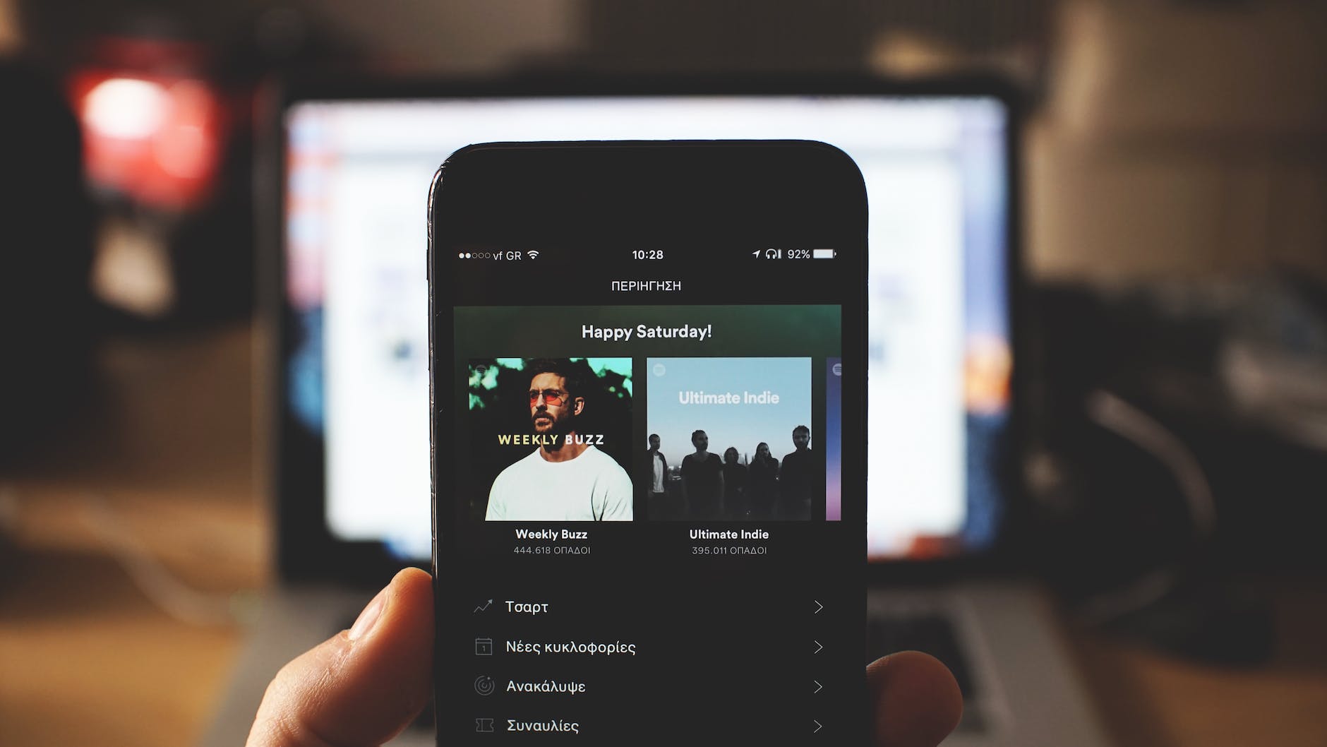 2024年UX/UI趨勢: UX 使用者經驗在2024年其中一項重點是：更強調跨平台兼容性，確保在不同設備和操作系統上實現卓越的性能。

比如知名音樂串流平台Spotify，能夠讓準備下般的使用者，打開手機 Spotify的App就可以繼續剛剛透過桌機版應用程式或網站聆聽到一半的Podcast與音樂，讓使用者體驗可以持續下去，不會有斷點。